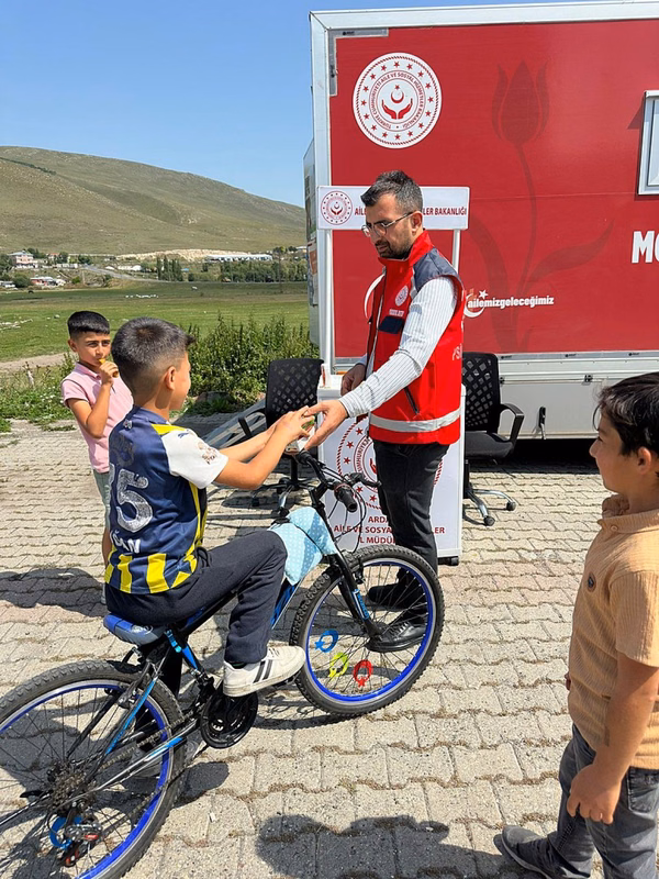 Ardahan'da Mobil Sosyal Hizmet Aracı Çıldır'da Vatandaşla Buluştu - Görsel 1