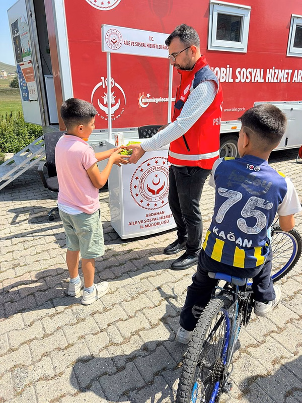 Ardahan'da Mobil Sosyal Hizmet Aracı Çıldır'da Vatandaşla Buluştu - Görsel 3