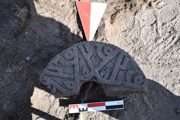 Kars Ani Ören Yeri'nde Kufi Hatlı Hz. Muhammed İsimli Taş Bulundu - Görsel 1