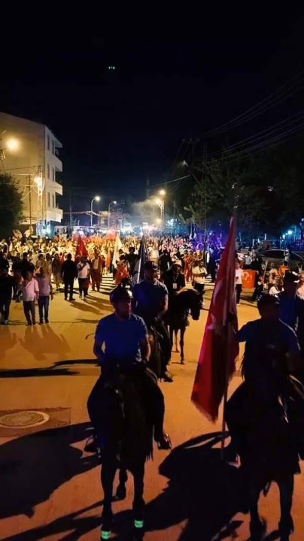 Malazgirt'te Coşkulu Fener Alayı ve Bayrak Yürüyüşü Düzenlendi - Görsel 2