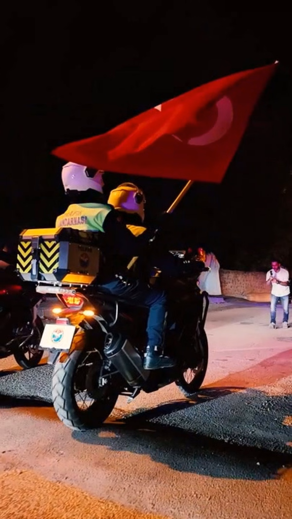 Malazgirt'te Coşkulu Fener Alayı ve Bayrak Yürüyüşü Düzenlendi - Görsel 3