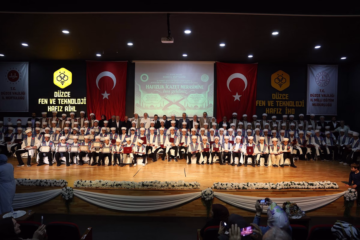 Düzce'de 108 Hafız İçin İcazet Töreni Düzenlendi